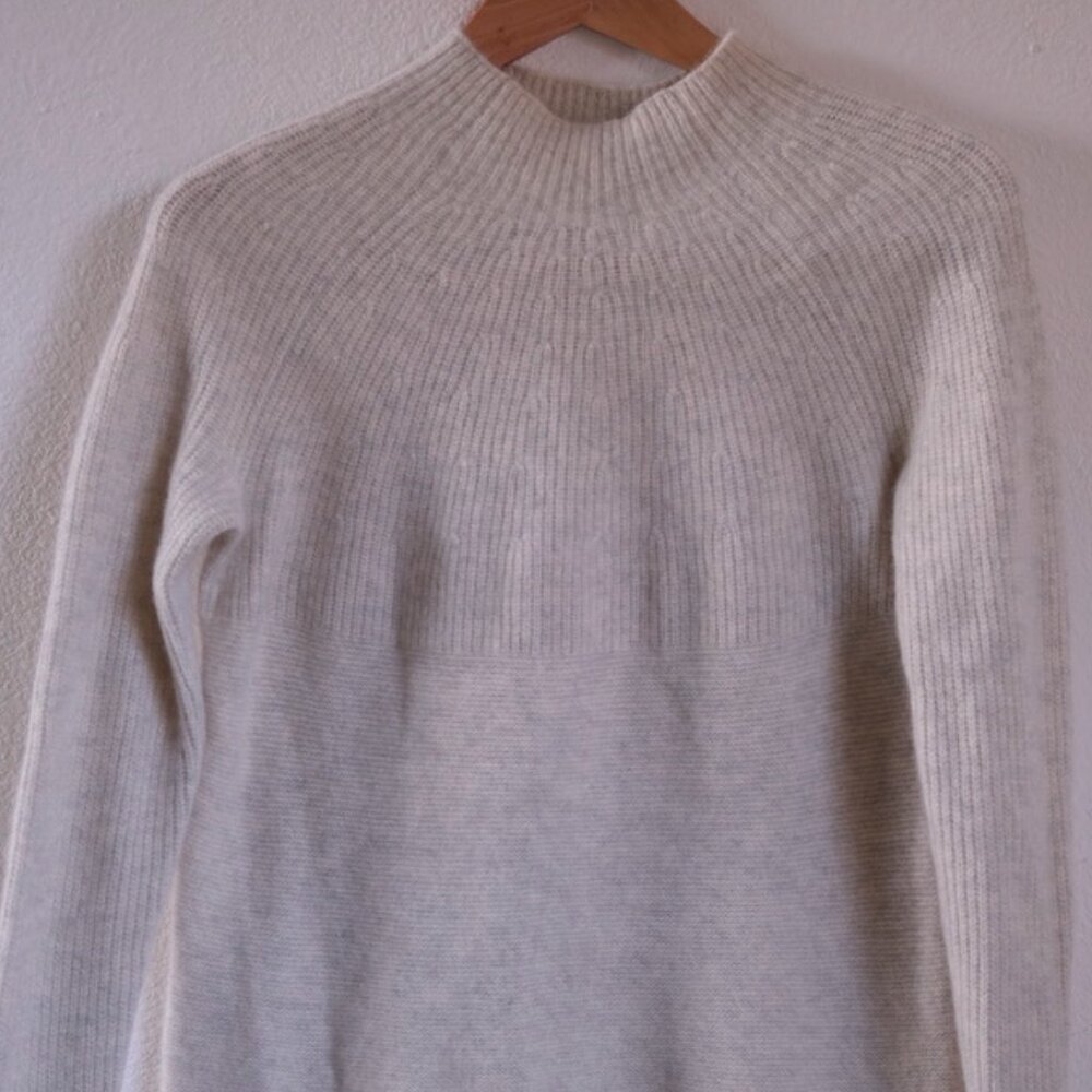Vince | Size M | Cream/Very Light Grey Cashmere Sweater